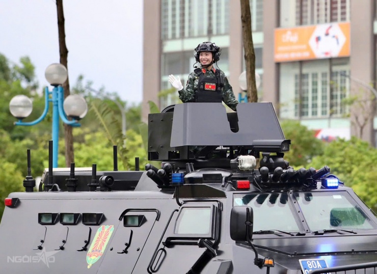 1756077122-nu-chien-si-4-4353-5437-5485-width1200height872 Khoảng 17h, đoàn xe chở khí tài qua đường Võ Chí Công. Nữ chiến sĩ đứng trên xe rạng rỡ vẫy tay chào người dân ven đường. Ảnh: Hiếu Lương