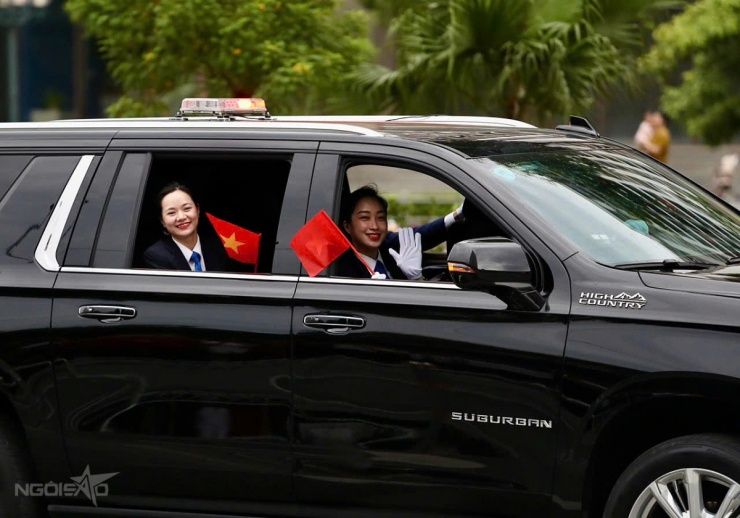 1756077122-nu-chien-si-5-4354-5445-5485-width1200height840 Các nữ cảnh vệ cũng giữ nụ cười trên môi. Ảnh: Hiếu Lương