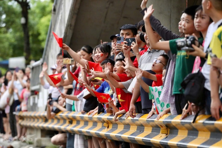 1756077122-nu-chien-si-6-4354-5452-5486-width1200height800 Đông nghịt người dân bên đường hò reo, tương tác cùng chiến sĩ khi thấy đoàn xe đi qua. Ảnh: Hiếu Lương