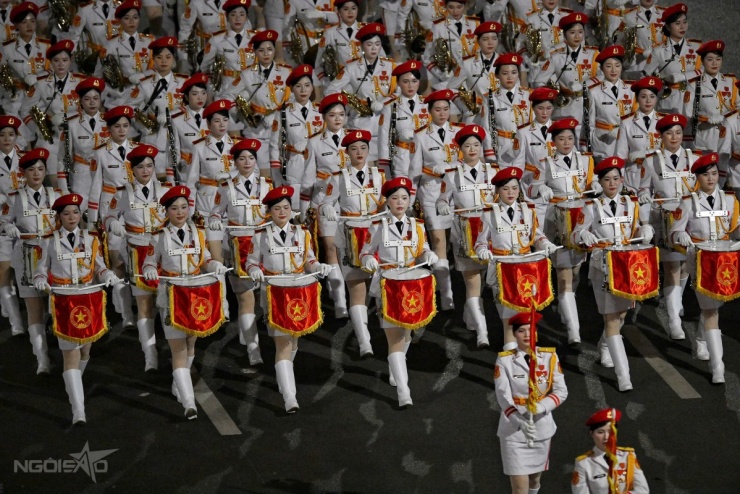 1756077122-nu-chien-si-9-4355-5458-5486-width1200height800 Buổi tối, tổng hợp luyện bắt đầu. Khối nữ Quân nhạc do Đoàn Nghi lễ quân đội đảm nhiệm, mang các nhạc cụ như saxophone, kèn tuba, trumpet, trống... Ảnh: Giang Huy