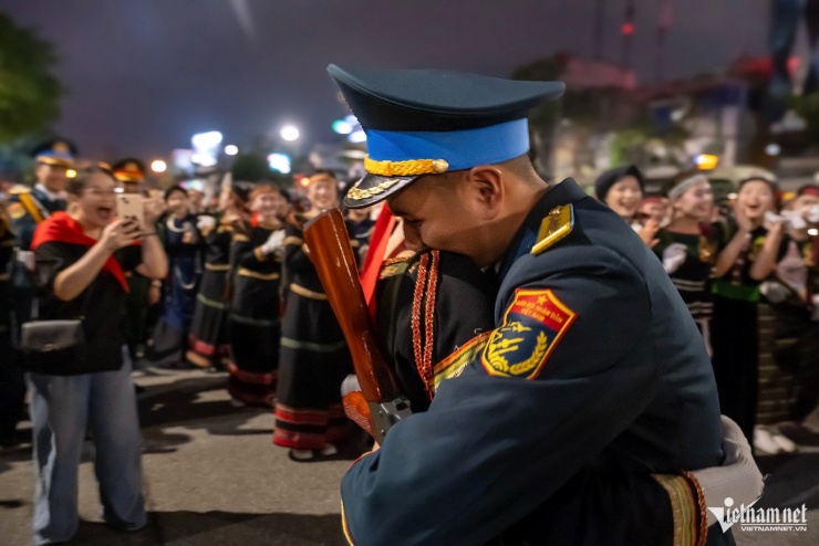 Chiến sĩ không quân tỏ tình với nữ dân quân dân tộc sau buổi tập diễu binh - 4