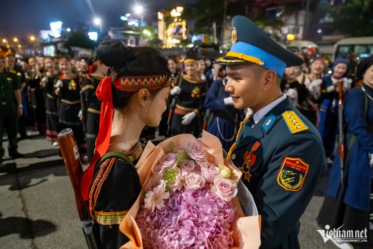 Chiến sĩ không quân tỏ tình với nữ dân quân dân tộc sau buổi tập diễu binh - 3