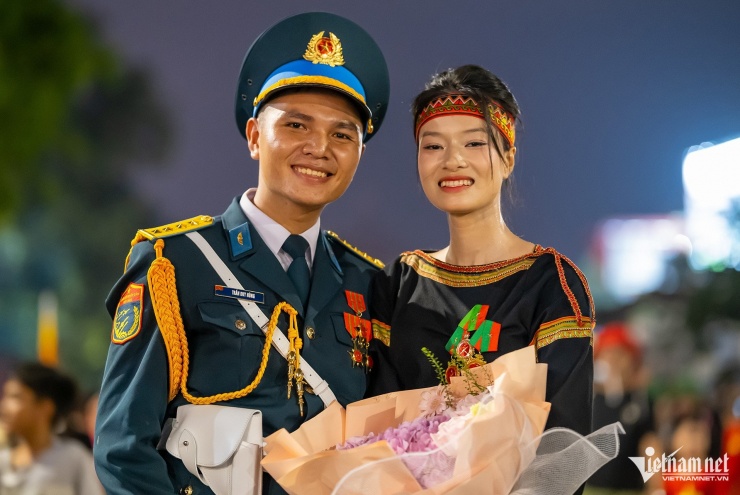 Chiến sĩ không quân tỏ tình với nữ dân quân dân tộc sau buổi tập diễu binh - 5