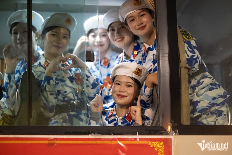 Chiến sĩ không quân tỏ tình với nữ dân quân dân tộc sau buổi tập diễu binh - 2