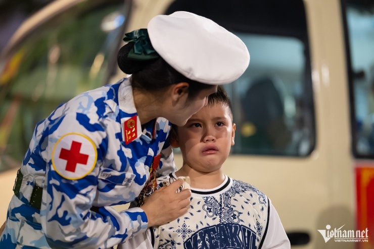 Chiến sĩ không quân tỏ tình với nữ dân quân dân tộc sau buổi tập diễu binh - 7