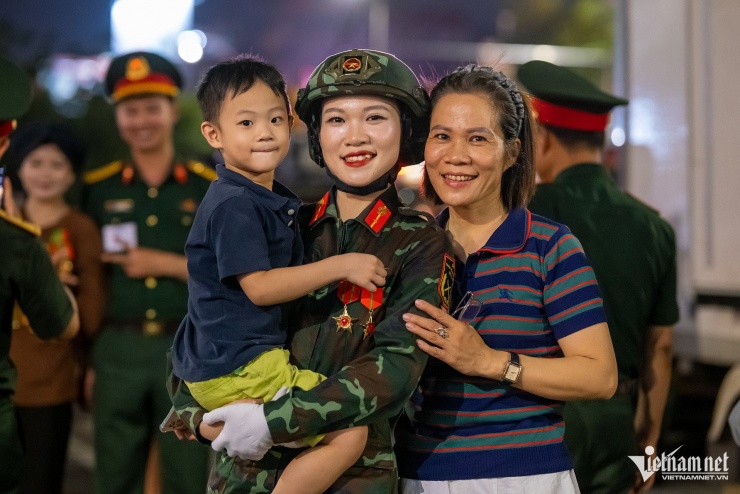 Chiến sĩ không quân tỏ tình với nữ dân quân dân tộc sau buổi tập diễu binh - 8