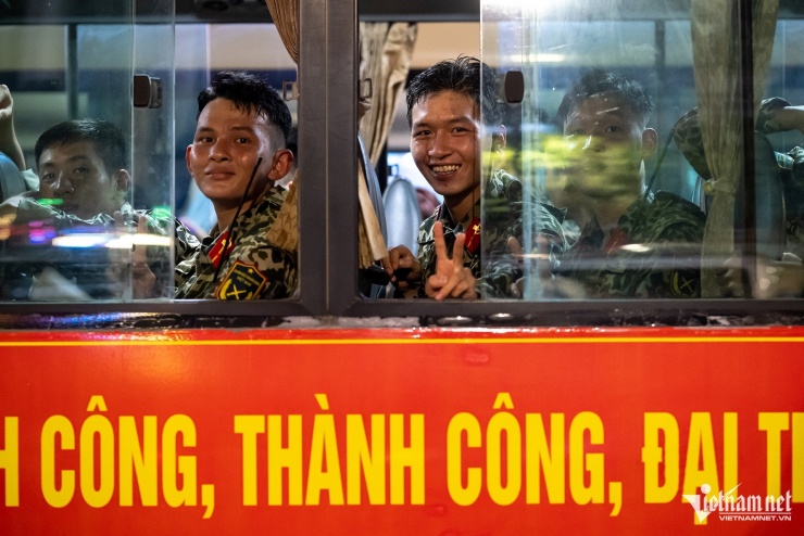 Chiến sĩ không quân tỏ tình với nữ dân quân dân tộc sau buổi tập diễu binh - 6
