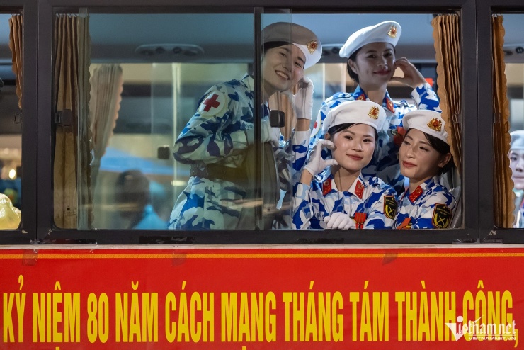 Chiến sĩ không quân tỏ tình với nữ dân quân dân tộc sau buổi tập diễu binh - 9