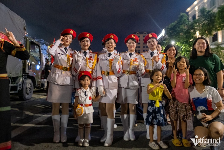 Chiến sĩ không quân tỏ tình với nữ dân quân dân tộc sau buổi tập diễu binh - 12