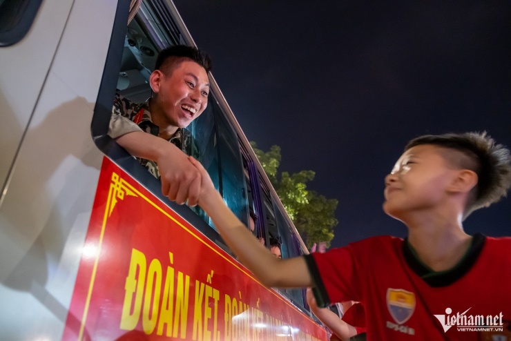 Chiến sĩ không quân tỏ tình với nữ dân quân dân tộc sau buổi tập diễu binh - 11