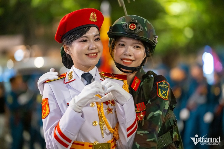 Chiến sĩ không quân tỏ tình với nữ dân quân dân tộc sau buổi tập diễu binh - 10