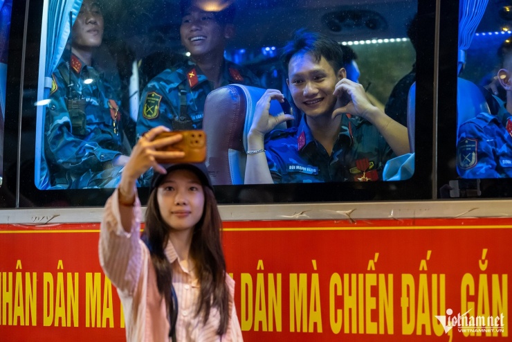 Chiến sĩ không quân tỏ tình với nữ dân quân dân tộc sau buổi tập diễu binh - 13