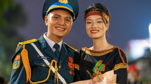 Chiến sĩ không quân tỏ tình với nữ dân quân dân tộc sau buổi tập diễu binh 1756112249 475 thumbnail width740height495 anh cat 3 2 auto cropjpg