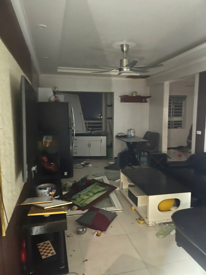 1756182510-bao2-7932-4769-8355-width680height907 Gió mạnh làm vỡ cửa, gây hư hỏng lớn trong một căn chung cư ở Thành Vinh. Nghệ An. Ảnh: NVCC