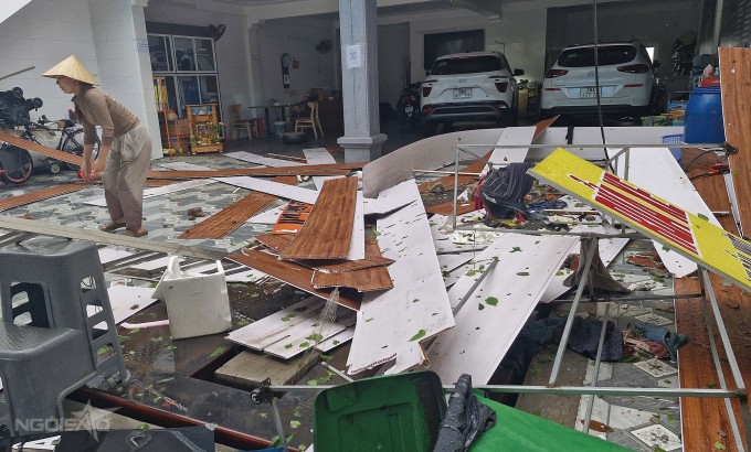 Cửa hàng gia đình chị Lộc sau bão. Ảnh: Đức Hùng