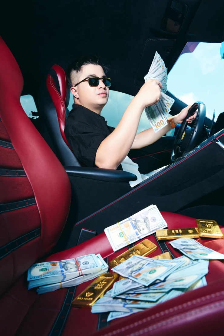  “Mr. Pips” với vẻ ngoài hào nhoáng và thủ đoạn lừa đảo tinh vi. 