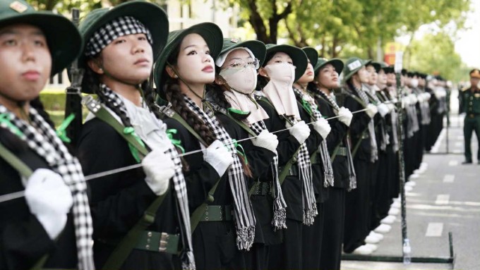 Đối với Bảo Châu (thứ 2, từ trái qua), đánh tay là bài tập khó và mệt nhất. Ảnh: NVCC