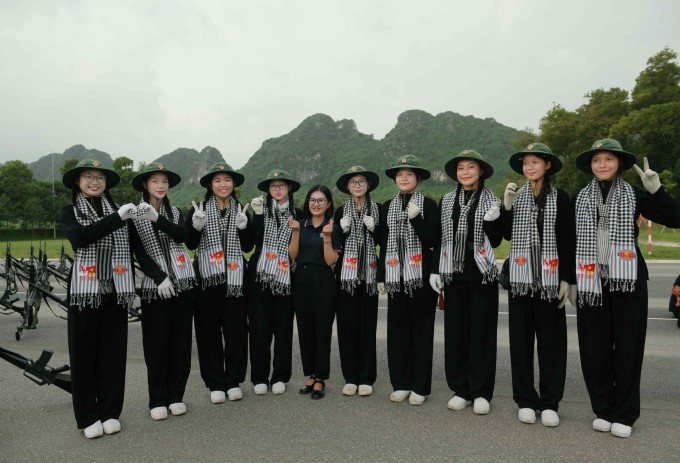 9 sinh viên trường Đại học Khoa học Xã hội và Nhân văn, ĐHQG-HCM tham gia đội diễu binh, diễu hành A80. Ảnh: NVCC