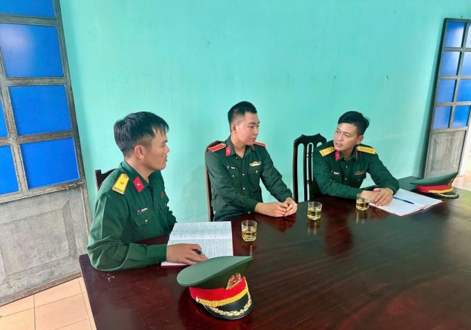 1756302273-a6fead24-8654-4789-8dee-3d8aee-9744-8295-1781-width680height476 Chiến sĩ Phan Gia Huy (giữa) được cán bộ chỉ huy đơn vị động viên.