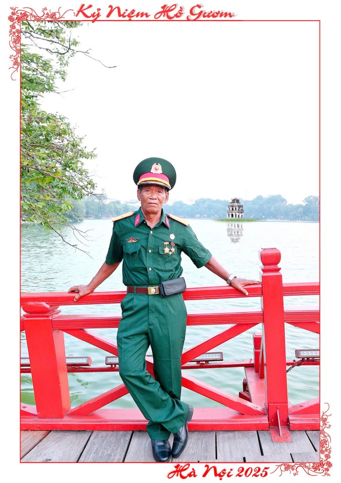 Chị Thu Trang nhờ thợ chụp, in ảnh lưu niệm ở hồ Hoàn Kiếm cho ông Minh, chiều 28/8.