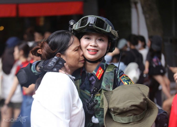 1756530523-giaoluu1-8650-9348-0481-width1200height862 Chiến sĩ xúc động gặp lại mẹ sau nhiều ngày xa cách - 2