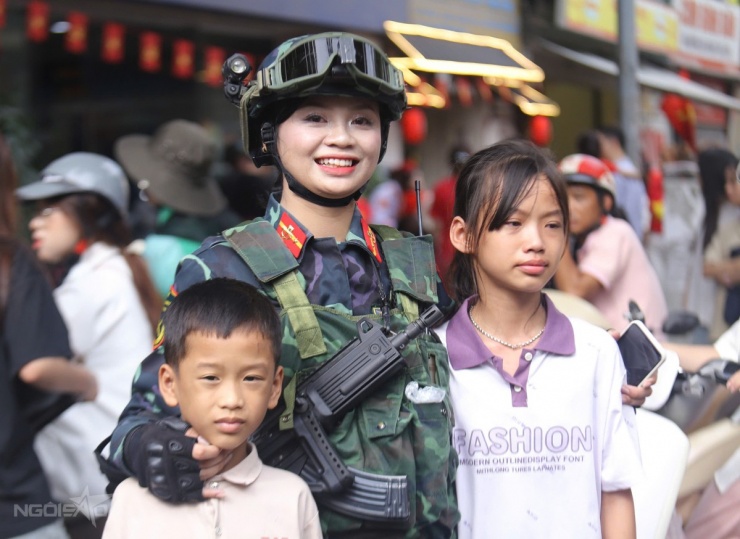 1756530524-giaoluu2-8650-9356-0482-width1200height874 Chiến sĩ xúc động gặp lại mẹ sau nhiều ngày xa cách - 3