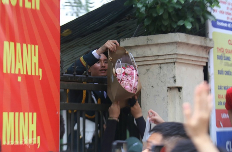 1756530524-giaoluu5-9275-9382-0483-width1200height788 Chiến sĩ xúc động gặp lại mẹ sau nhiều ngày xa cách - 6