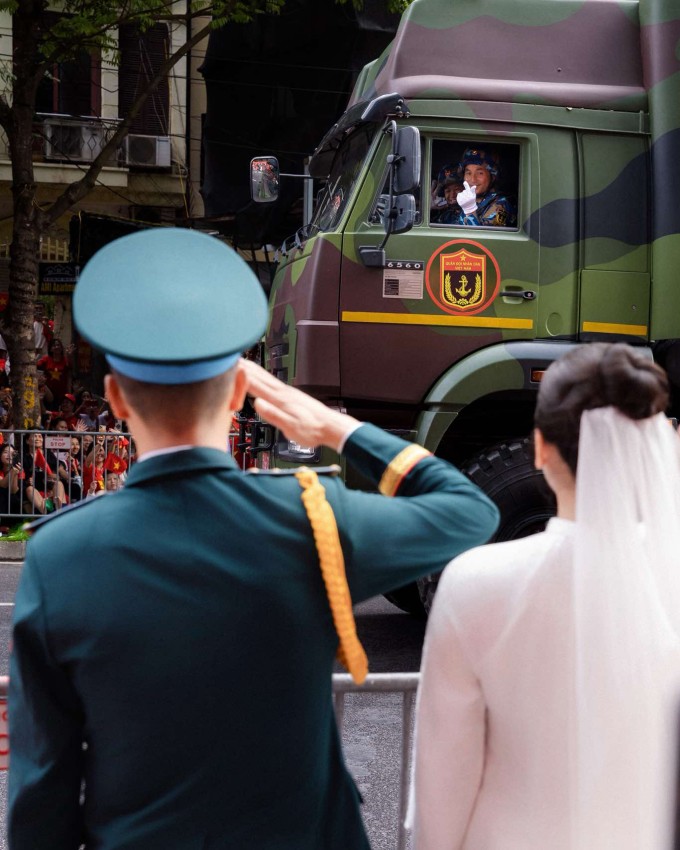 1756613110-bu-c-a-nh-cu-o-i-de-do-i-cu-a-4622-6251-8084-width680height850 Đôi uyên ương nhận được sự ủng hộ, chúc phúc của các chiến sĩ đang làm nhiệm vụ.