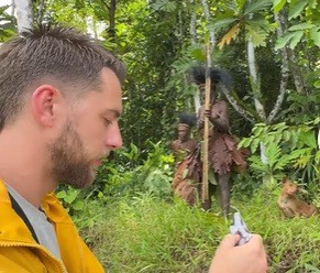 YouTuber liều mạng suýt bị tấn công khi xâm nhập vùng đất của bộ tộc biệt lập ở Papua, Indonesia.