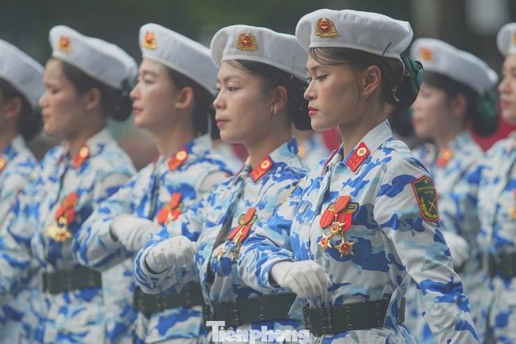 1756616411-tp-nusiquan24-width1390height926-1 Các khối nữ sĩ quan thu hút sự quan tâm của nhiều người. Trong đó, có 9 khối nữ chiến sĩ, bao gồm các khối của quân đội và công an, gồm: nữ quân nhạc, nữ sĩ quan quân y, nữ sĩ quan gìn giữ hòa bình, nữ chiến sĩ biệt động, nữ sĩ quan thông tin, nữ dân quân các dân tộc Việt Nam, nữ du kích miền Nam, nữ sĩ quan CSGT và nữ chiến sĩ cảnh sát đặc nhiệm.