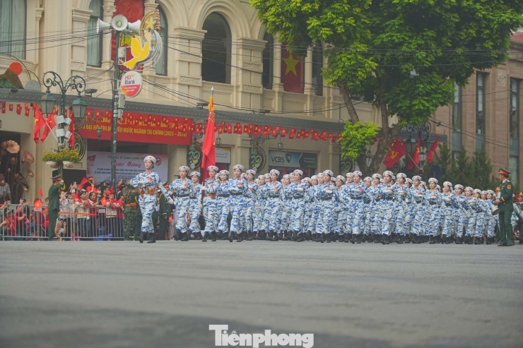 1756616412-tp-nusiquan28-width1390height926 Khối trưởng Ngô Lâm Phương được nhiều người biết đến sau khi video cô dẫn đầu khối nữ sĩ quan quân y dịp A50 lên xu hướng trên các nền tảng mạng xã hội. Hình ảnh bước đi nghiêm trang, thần thái tự tin của cô nhanh chóng gây ấn tượng mạnh.