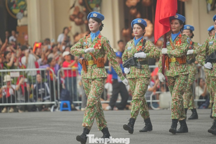 1756616415-tp-nusiquan23-width1390height927 Khối nữ gìn giữ hòa bình xuất hiện tại khu vực Nhà hát Lớn Hà Nội - Quảng trường Cách mạng tháng Tám. Thiếu úy Vũ Thị Hà Trang - trợ lý Phòng Hậu cần - Kỹ thuật, Bệnh viện Quân y 7 (Quân khu 3) là khối trưởng khối nữ gìn giữ hòa bình.