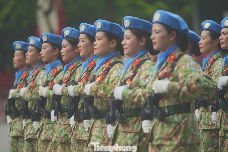 1756616416-tp-nusiquan19-width1390height926 Khối nữ gìn giữ hòa bình với những chiếc khăn trên cổ tượng trưng cho màu xanh hòa bình.