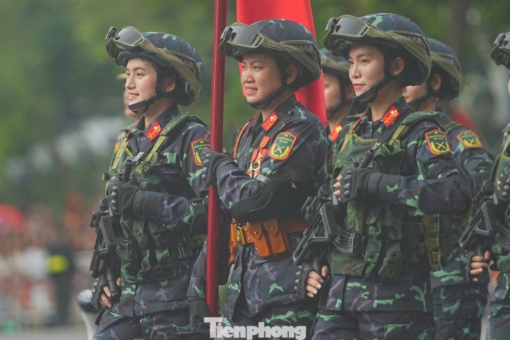 1756616417-tp-nusiquan16-width1390height927 Nhan sắc gây sốt của nữ chiến sĩ A80 - 18