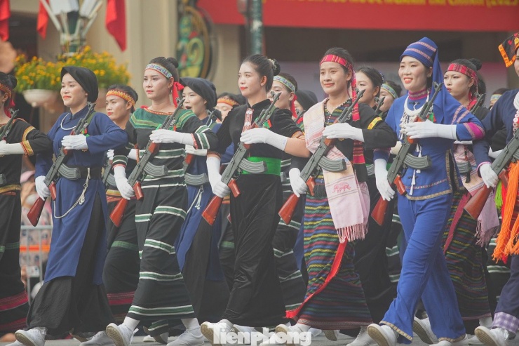 1756616419-tp-nusiquan6-width1390height926 Nhan sắc gây sốt của nữ chiến sĩ A80 - 24