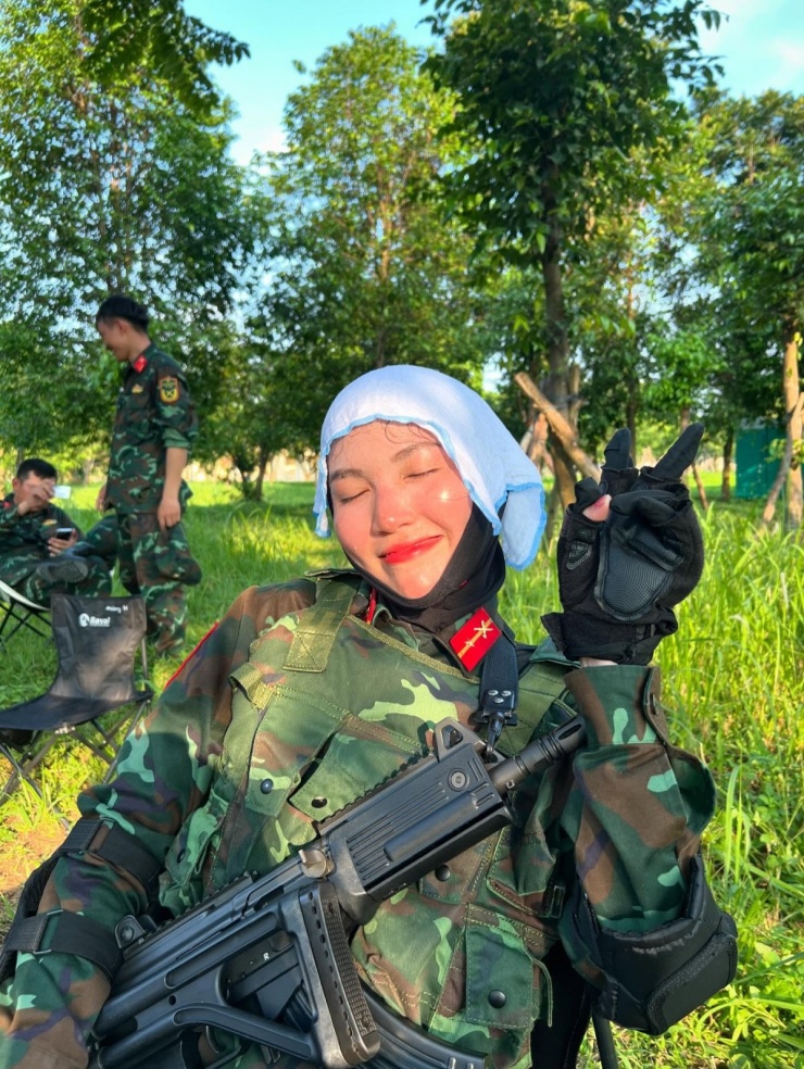 1756630020-188-7khoanh-khac-nghi-giai-lao-sau-mot-buoi-tap-cua-thu-thuy-4896-width1200height1595 Chiến sĩ A80 được 'săn lùng' sau video cầu tạnh mưa - 3