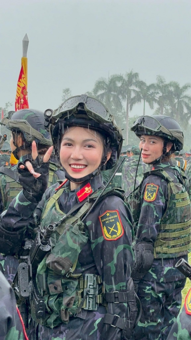 1756630020-693-3504-73016thu-thuy-gay-an-tuong-voi-nu-cuoi-rang-ro-du-trong-hoan-canh-nao-4895-width1152height2047 Chiến sĩ A80 được 'săn lùng' sau video cầu tạnh mưa - 2