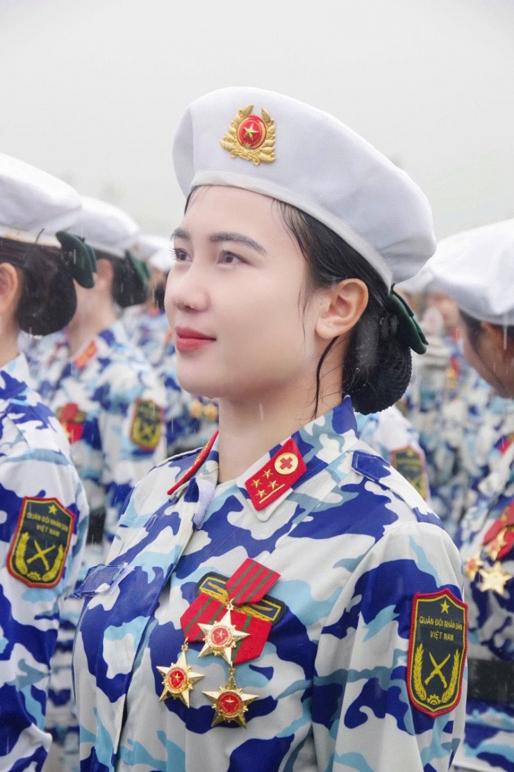 1756727679-anh-1-1103-width800height1200 Ngân tự hào khi được diễu binh giữa vòng tay nhân dân