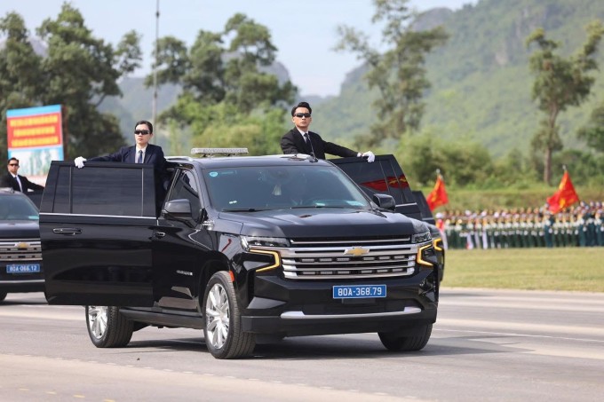 Thiếu úy Phùng Thế Văn trong đội hình xe hộ tống, bảo vệ nguyên thủ tại buổi tổng hợp luyện diễu binh, diễu hành, chuẩn bị đại lễ A80.