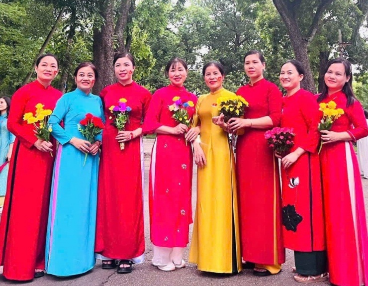 Chị Khánh (áo dài màu vàng) trong lúc tập luyện.