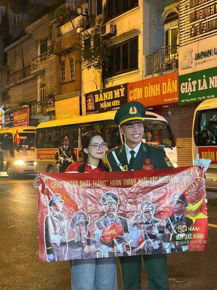 Cặp đôi gặp gỡ ít phút vào ngày 29/8. Ảnh: NVCC