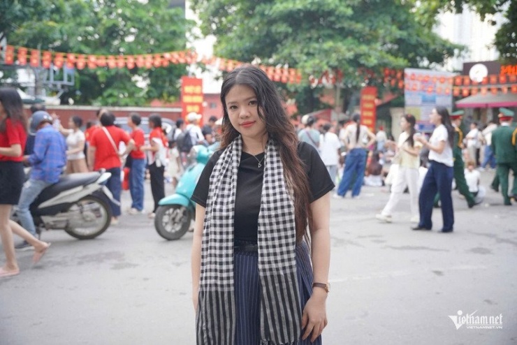 Ngọc Yến từ Đồng Nai ra Hà Nội chờ gặp bạn trai chiến sĩ. Ảnh: Nguyễn Huy