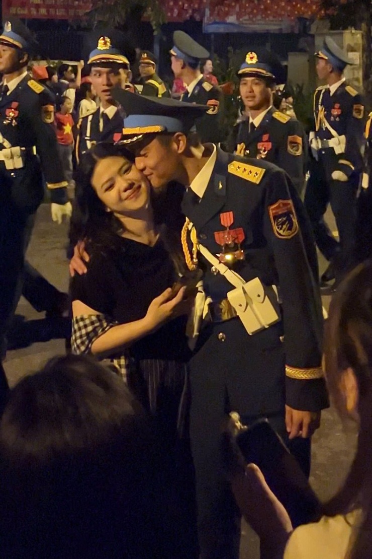 Cặp đôi gặp gỡ chớp nhoáng vào lúc rạng sáng 2/9. Ảnh: NVCC