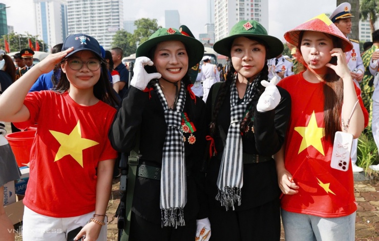 Từ miền Nam ra tập luyện hồi đầu tháng 6, trải qua mùa hè nóng bức ở Hà Nội, các cô gái đã phần nào quen với thời tiết, nếp sinh hoạt của người dân nơi này. Phút chia tay, họ đều muốn lưu giữ những khoảnh khắc đẹp với bạn bè ở Thủ đô. Ảnh: Đức Đồng