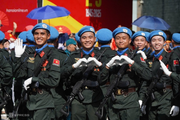 Các nam sĩ quan Gìn giữ hòa bình Bộ Công an trên đường Văn Cao. Ảnh: Lưu Quý