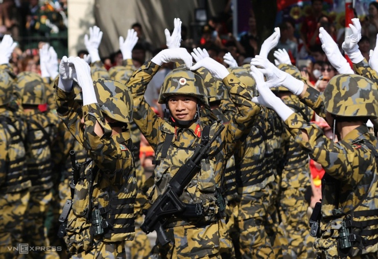 Công binh là một trong những khối mặc quân phục mới dịp A80 - với màu vàng tượng trưng cho đất, màu xám của xi măng và đen của thuốc nổ. Thời chiến, họ giữ nhiệm vụ