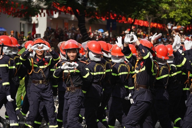 Các chiến sĩ khối Phòng cháy chữa cháy gửi hình ảnh trái tim. Ảnh: Lưu Quý