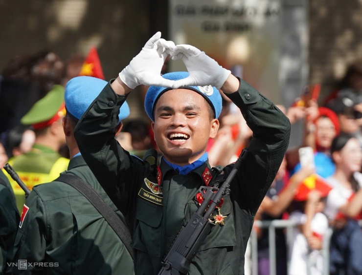 Những quân nhân hành tiến mạnh, đều, đẹp trên thao trường, xong nhiệm vụ về đời thường lại có những khoảnh khắc dễ thương. Ảnh: Lưu Quý