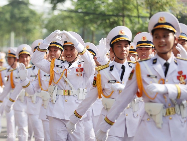 Trải qua 4-5 tháng tập luyện, 5 đợt tổng luyện trên quảng trường Ba Đình (hai lần tổng hợp luyện tối 21/8, 24/8; một lần sơ duyệt tối 27/8, một lần tổng duyệt sáng 30/8 và đến buổi chính lễ sáng nay), các chiến sĩ ít nhiều thấm mệt, nhưng vẫn tìm cách tri ân người dân đã nhiệt tình cổ vũ. Ảnh: Đức Đồng