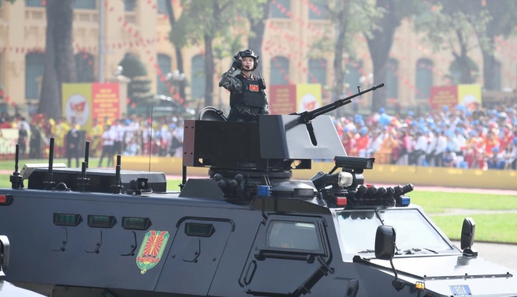 1756817184-z5-3bf87d4565c5553c63c9d9bcc0-3934-width1390height800 Nữ chiến sĩ đứng trên tháp súng của xe bọc thép chống đạn trong Khối xe đặc chủng Công an nhân dân.